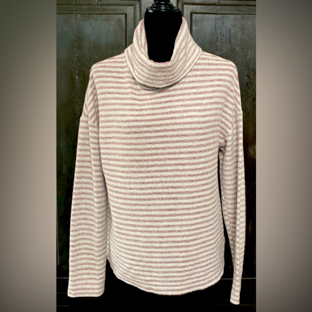 And Eawy purple/white sweater turtleneck-size Medium